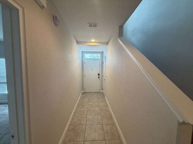 Building Photo - Charming 2-Bed Townhouse with Granite Eleg...