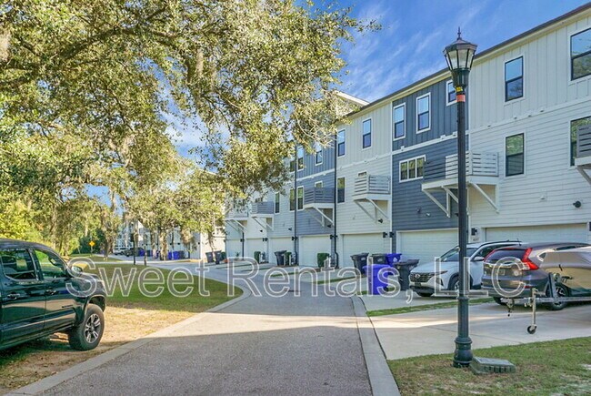 Building Photo - 4565 Mixson Ave