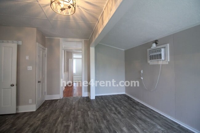 Building Photo - Updated Strawberry Hill Bungalow So much new