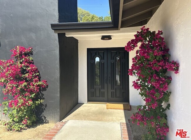 Building Photo - 1131 Rancho Dr