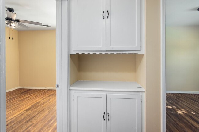 Building Photo - Charming 2-Bedroom Northridge Home with Pr...