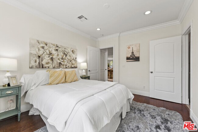 Building Photo - 1114 S La Peer Dr