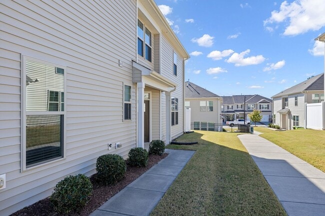Building Photo - **Spacious 3/2.5 Townhome in Durham**