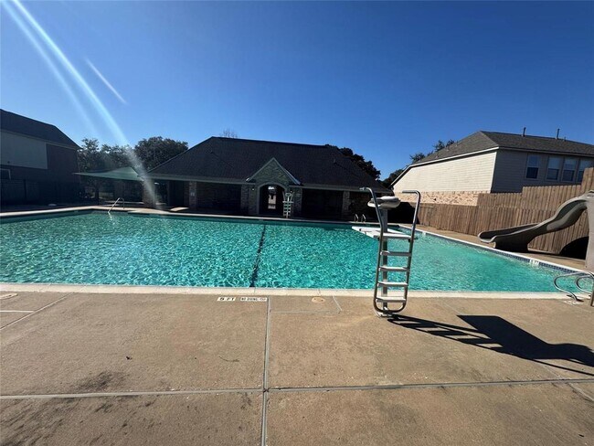 Building Photo - 19043 Country Square Dr