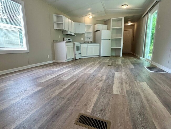 Building Photo - 26 White Oak Village
