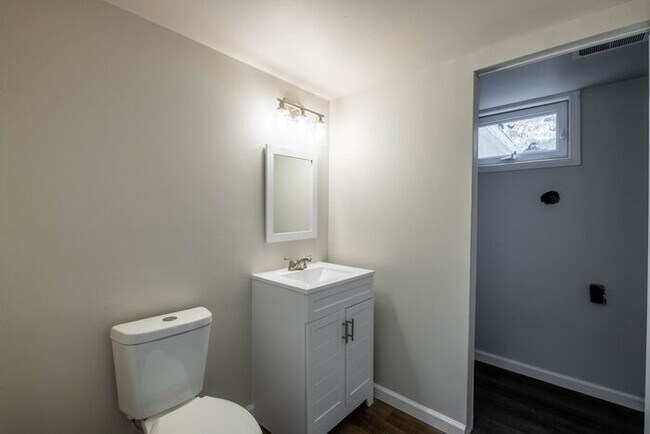 Building Photo - Newly remodeled 3/2.5