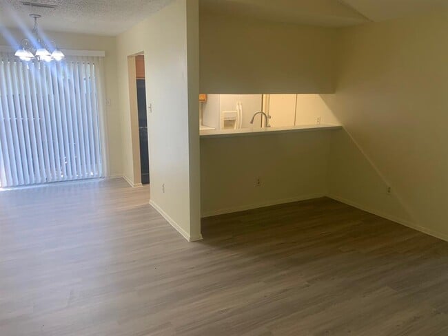 Building Photo - 523 Greenlawn Blvd