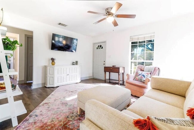 Building Photo - Incredible Downtown Round Rock Home for Rent
