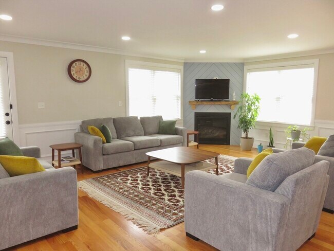 Building Photo - 32 Gale St