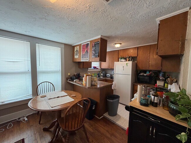 Building Photo - 3bed/1bath Home Available Just Steps Away From Norman's Campus Corner!!