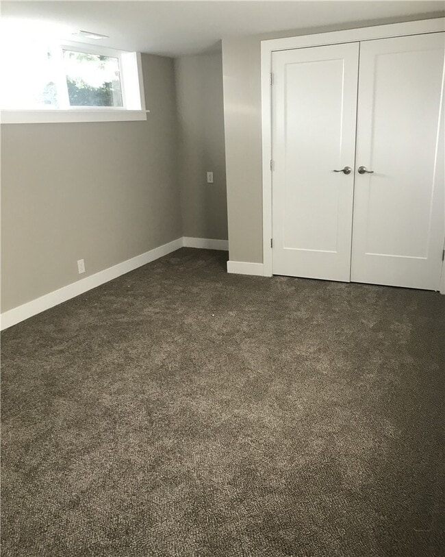 Building Photo - 2 Bd 1 Ba Basement Apt