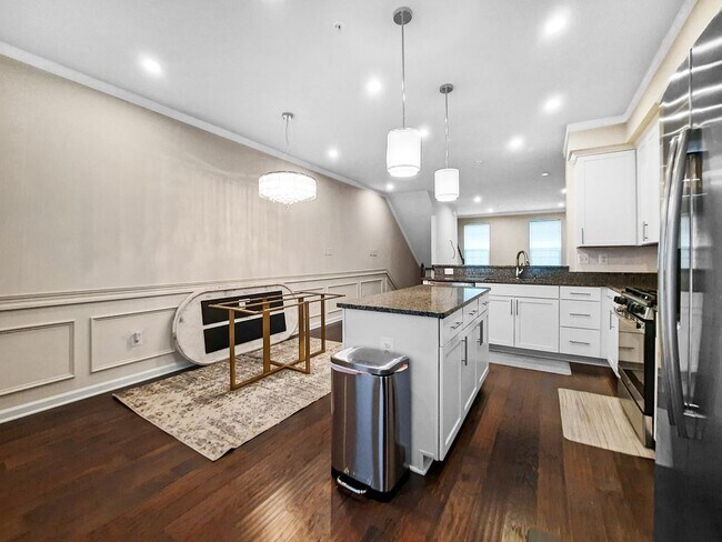 Building Photo - 3BR/3BA TH with Luxury Upgrades + Tesla Ch...