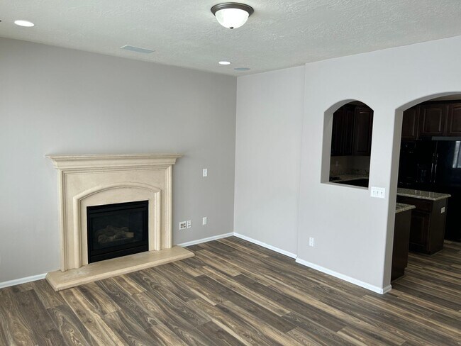 Building Photo - Beautiful 3 Bed 2.5 Bath - 2 Story Home in...