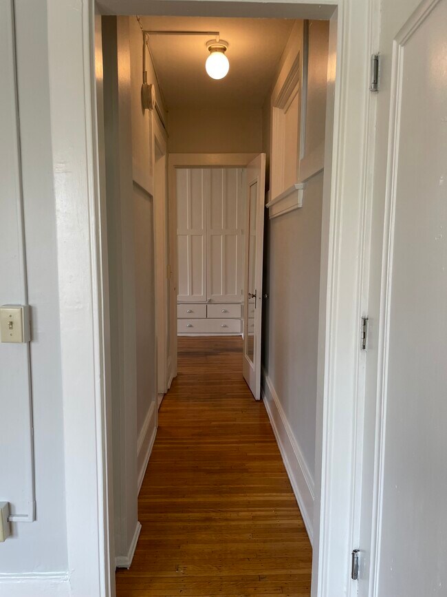 Building Photo - 185 Alexander St