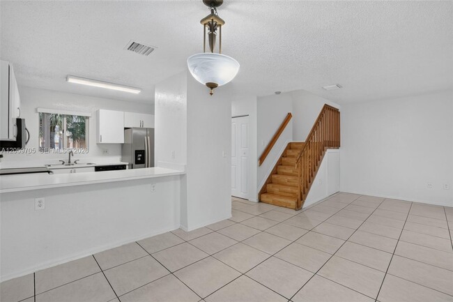 Building Photo - 6225 SW Kendale Lakes Cir
