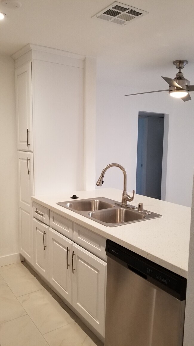 Building Photo - 6525 Woodley Ave