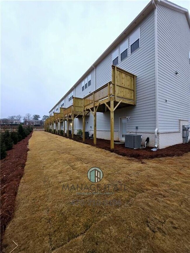 Building Photo - Beautiful End-Unit three-story townhome in Tucker