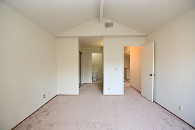 Building Photo - SFR near 880 & 84 -Minutes from Paseo Padr...