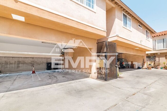 Building Photo - 2 Bed 1 Bath Apartment for Rent on Pickfor...