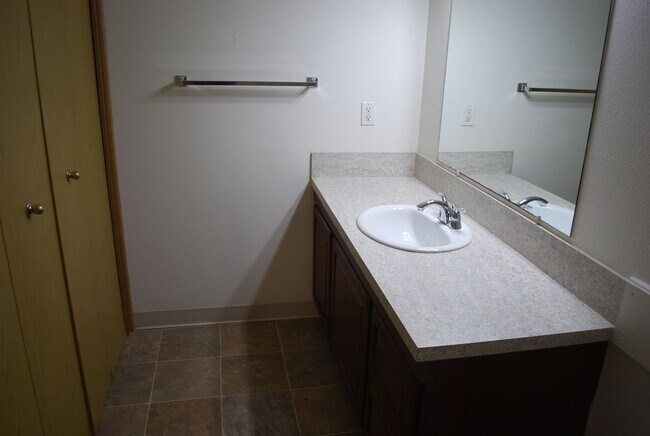 Building Photo - 1716 S Eagleson Rd