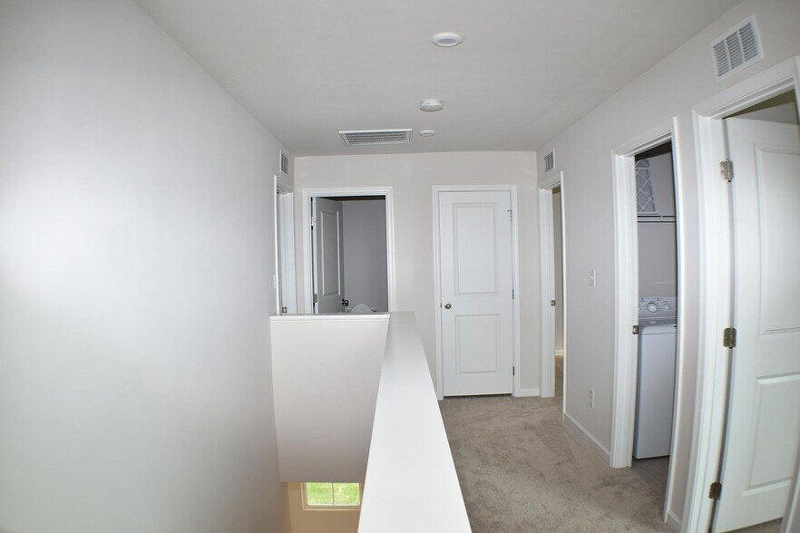 Building Photo - 9755 Oakgrove Dr