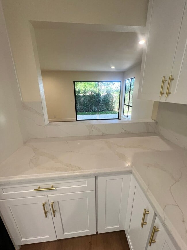 Building Photo - Thousand Oaks - 3 bedroom, 2.5 bath in the...