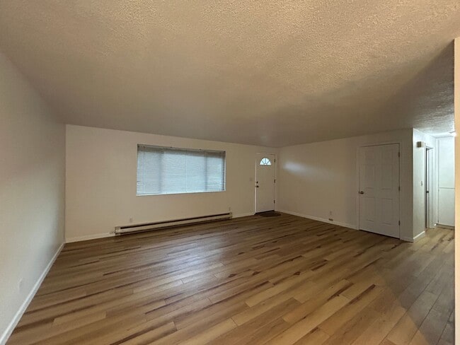 Building Photo - MOVE IN SPECIAL! Recently Remodel 2 Bedroo...