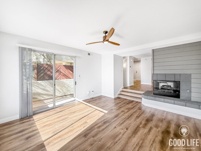 Building Photo - Stunning 2B/2.5BA Townhome in Mission Hill...