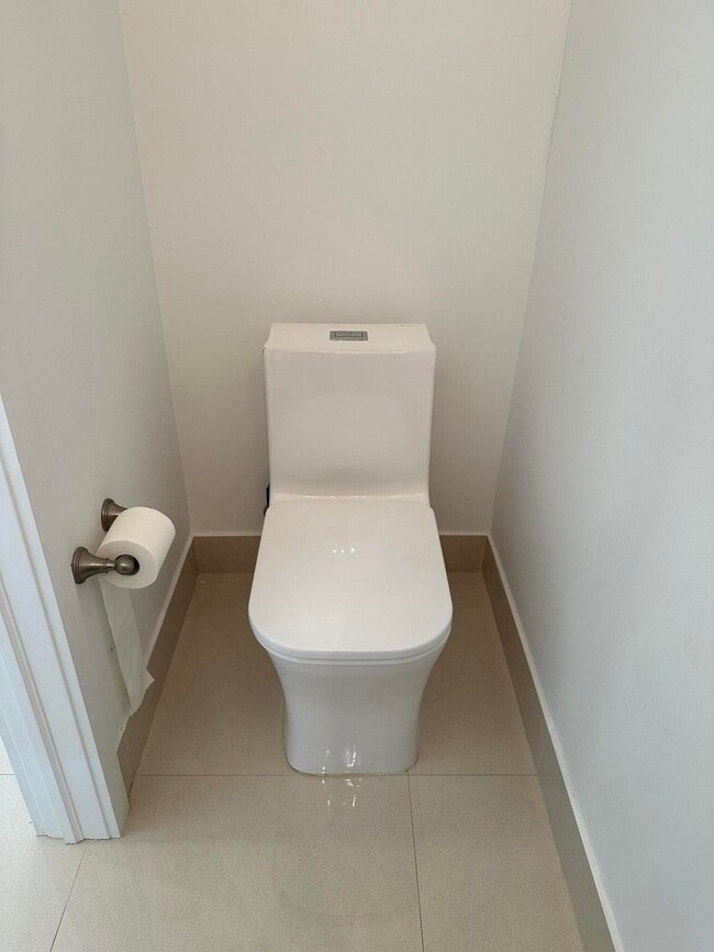 Building Photo - 815 NE 17th Ave