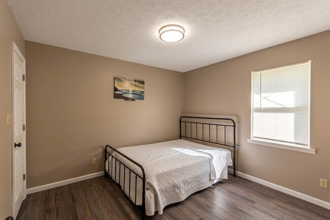 Building Photo - Corporate / Seasonal / Mid-term Rental - Furnished