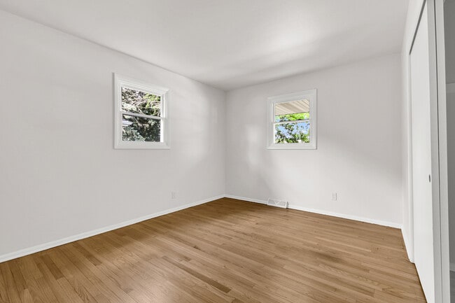 Building Photo - 834 Harding Ave