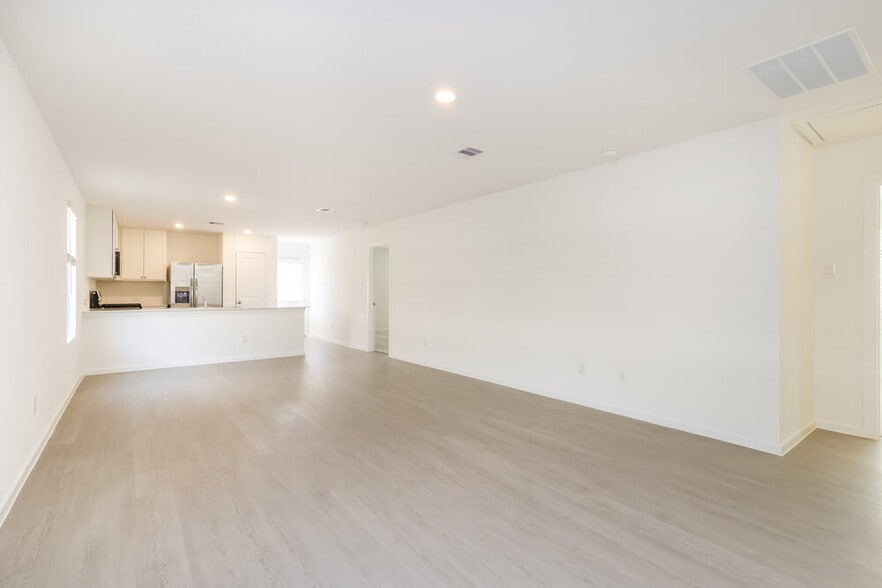 Building Photo - 325 Woodland Hills Dr