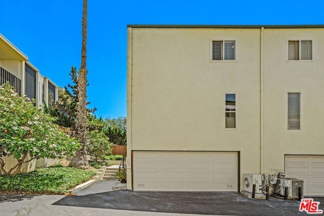Building Photo - 11260 Overland Ave