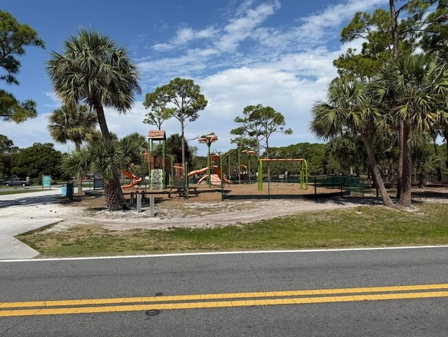 Building Photo - 5014 Palm Dr