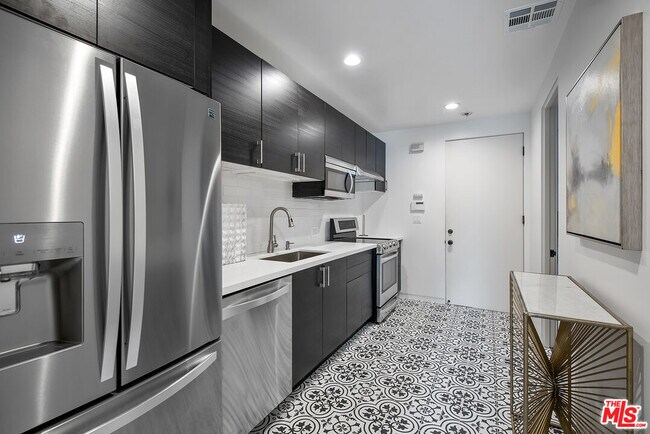 Building Photo - 1018 Summit Dr