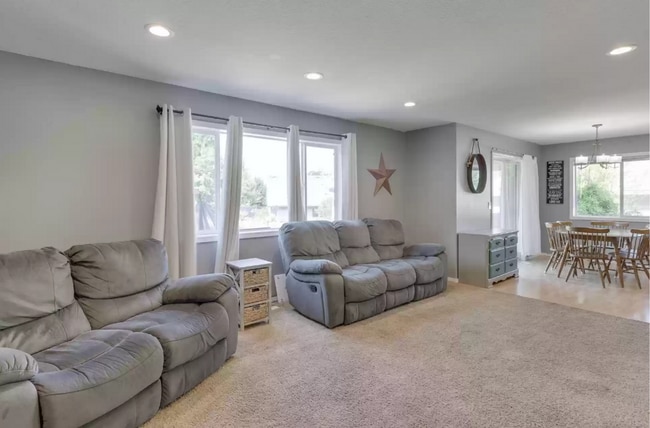 Building Photo - Lovely 3 bedroom Home in Pioneer Place!