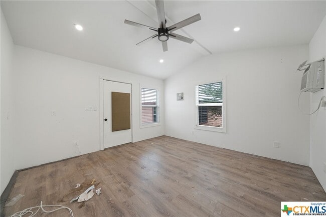 Building Photo - 1310 Scenic View Dr