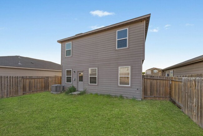 Building Photo - Spacious 3-Bed Townhome with Garage & Fenced Yard in New Braunfels – 1,920 Sq Ft!