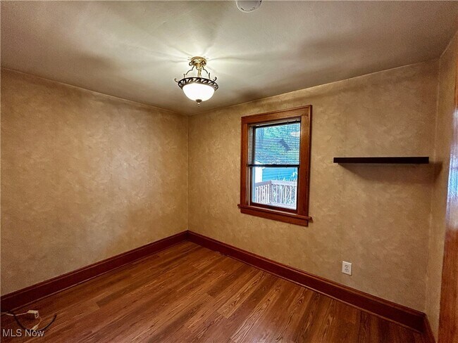 Building Photo - 1023 Sackett Ave