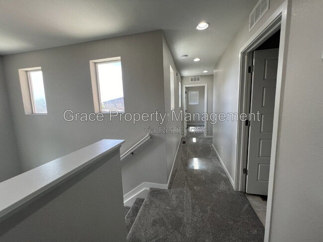 Building Photo - 10229 Southlawn Cir