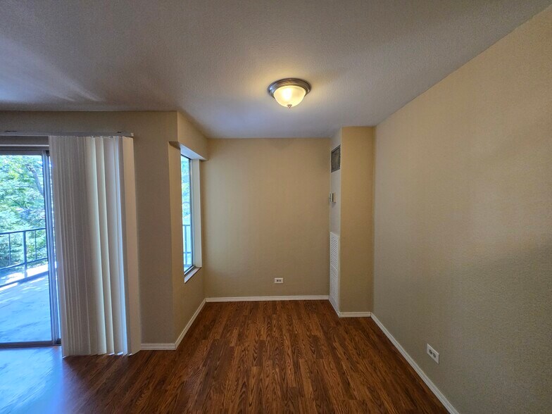 Building Photo - 2325 S Linden Ct