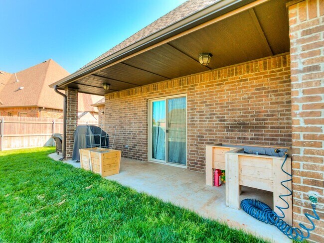 Building Photo - Deer Creek Schools and a Gated Community!