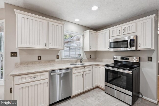 Building Photo - 5413 Tree Line Dr
