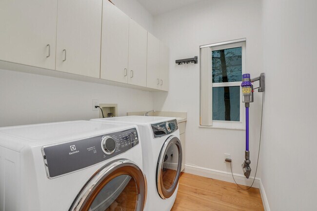 Building Photo - 8951 SE Marina Bay Dr