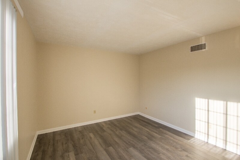 Building Photo - 221 Peppertree Ln