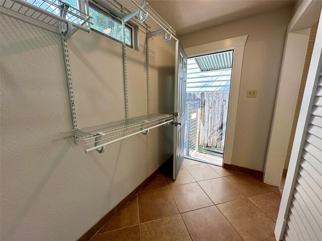 Building Photo - 405 James St