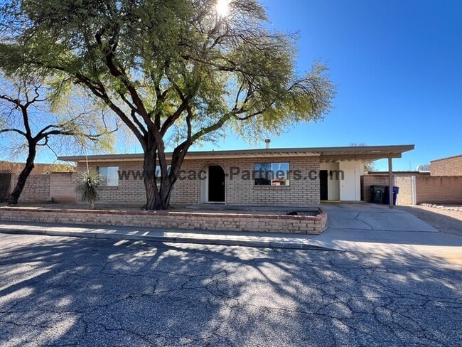 Building Photo - Four Bedroom Home