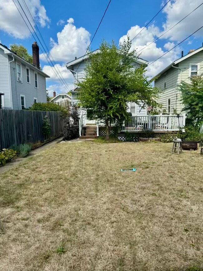 Building Photo - 265 E Markison Ave