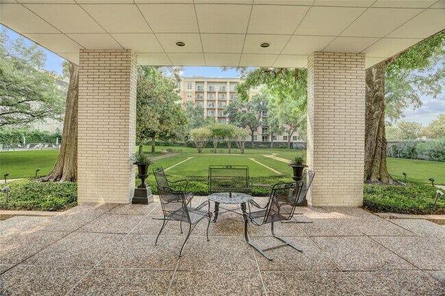 Building Photo - 2701 Westheimer Rd