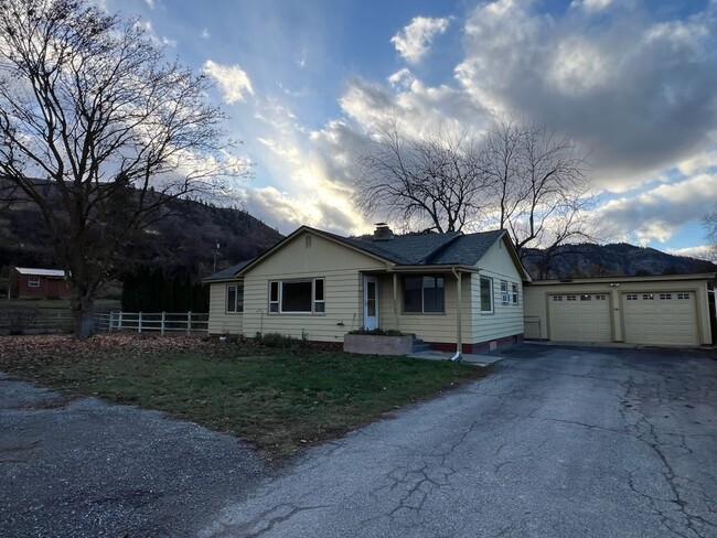 Primary Photo - CASHMERE home! 3 bed/1 bath, double garage...